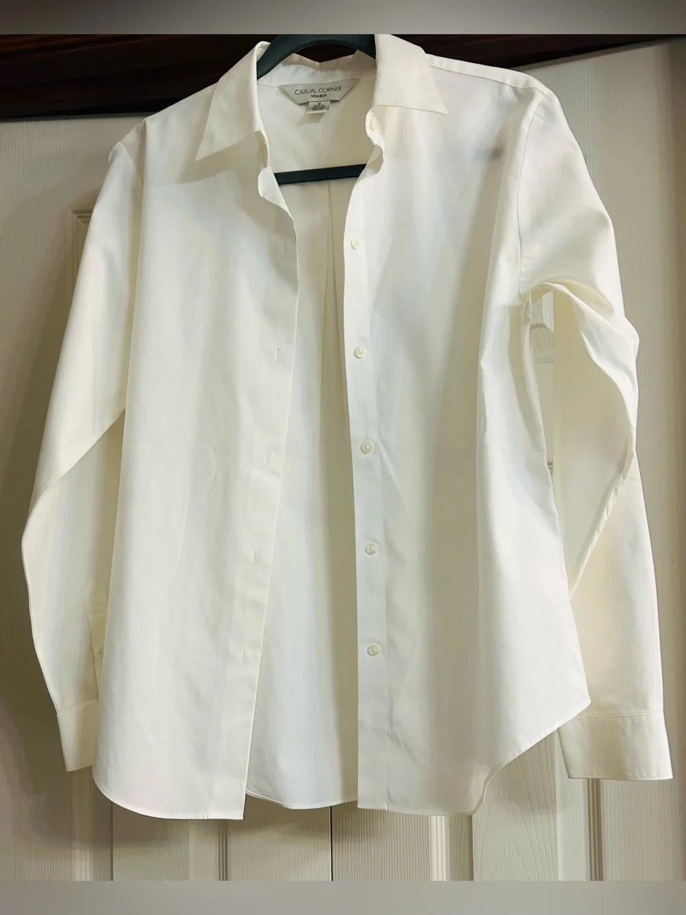 Casual Corner Vintage Women's Off-White Classy Button-Up Blouse